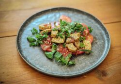 Tomatensalat mit Kräutern und gesunden Luya Bio-Chuinks Garden Herbs