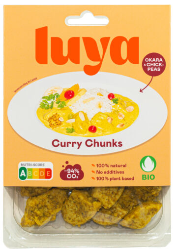 Luya Curry Chunks Verpackung auf weißem Hintergrund zu sehen.